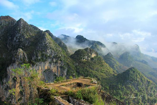 Đứng trên Đồn Cao, ngang tầm mắt là những đỉnh núi nhọn hoắt, như xuyên thủng bầu trời.
