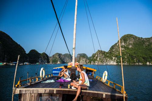 Từ thành phố dễ dàng tham quan nhiều kỳ quan thiên nhiên ở các vùng lân cận: Hà Nội là điểm đến mấu chốt ở miền Bắc. Nhiều tour du lịch vịnh Hạ Long bắt đầu từ đây và cả tour lên Sa Pa cũng vậy. Du khách cũng có thể dễ dàng đến Tam Cốc hay Mai Châu trong ngày để tìm hiểu đời sống nông thôn Việt.