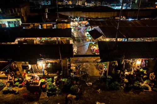 Cuộc sống về đêm mạo hiểm: Một trong những lý do khiến du khách than phiền về Hà Nội là lệnh giới nghiêm vào ban đêm. Du khách không được vui chơi đến tận sáng như ở Bangkok hay TP HCM bởi ở đây mọi hàng quán đều phải đóng cửa trước 12h đêm. Nhưng cảm giác đi chơi tại các quán bar mở cửa vào đêm âm thầm sau khung cửa đóng lại khiến Annapurna thích thú. Cô cũng rất ấn tượng với chợ bán buôn ở Long Biên hoạt động từ 1h sáng.