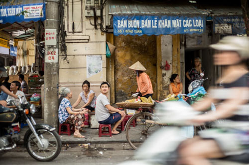Những khu phố cổ Đến Bangkok du khách sẽ lóa mắt bởi ánh đèn đô thị hiện đại, các trung tâm mua sắm lớn và đời sống ban đêm luộm thuộm. Dù yêu thích Bangkok nhưng Annapurna phải công nhận ở đây không mang đến không khí đường phố châu Á như cô từng tưởng tượng. Hà Nội thì khác, những phố cổ vẫn tồn tại giữa thủ đô hiện đại. Các bức tường quét vôi vàng cũ, đền chùa xuất hiện khắp nơi và cảm giác lạc trong phố cổ khiến cô như bước vào đúng những con phố thường mường tượng.