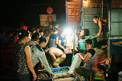 Ngôi chợ ngày càng phát triển, diện tích không đủ đáp ứng nhu cầu sinh hoạt, nhiều thương lái đã mang hàng bày ra ven đường để bán. Ảnh: Phong Vinh