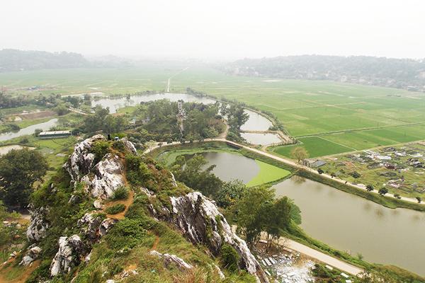 Trèo lên đỉnh núi, bạn sẽ thấy toàn cảnh thật tuyệt vời. Ảnh: Iristruong
