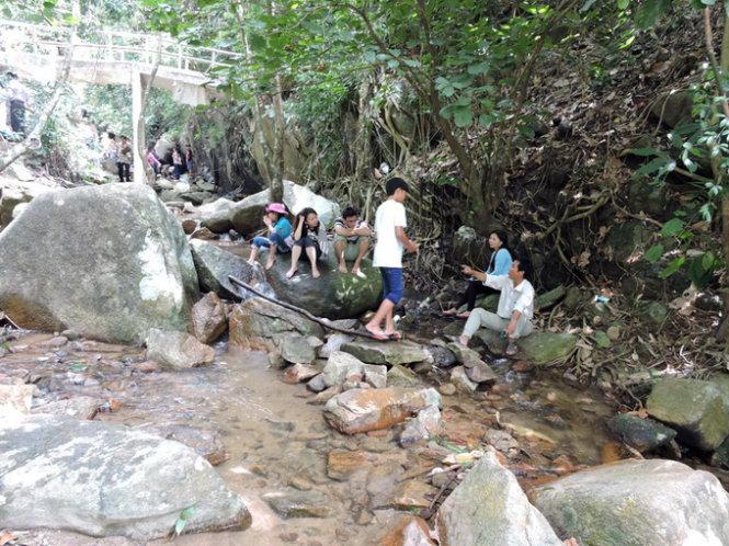 Vài khe suối nhỏ, nước trong vắt là nơi dừng chân nghỉ ngơi thi vị - Ảnh: T.Ly