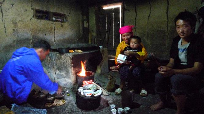 Bữa trưa bên bếp lửa - Ảnh: Thủy Trần