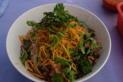 Món phở chua Lạng Sơn với màu sắc bắt mắt luôn là một món ăn hấp dẫn.