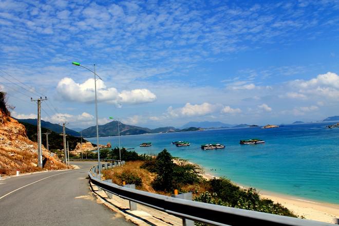 Từ Vĩnh Hy - Bình Hưng, con đường biển uốn lượn thật đẹp và hùng vĩ, một bên là núi rừng, bên kia là biển xanh.