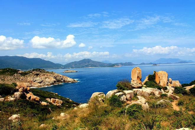 Hải đăng Hòn Chút ở Bình Hưng không cao, nhưng bù lại có thể thu vào tầm mắt cảnh trời biển bao la quyến rũ, thơ mộng.