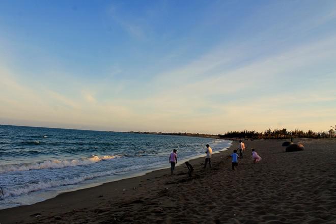 Biển Ninh Chữ nằm cách trung tâm thành phố Phan Rang chừng 5 km cũng là điểm đến tuyệt đẹp trên cung đường biển này. Bạn đừng quên tắm biển và thưởng thức hải sản nơi đây.
