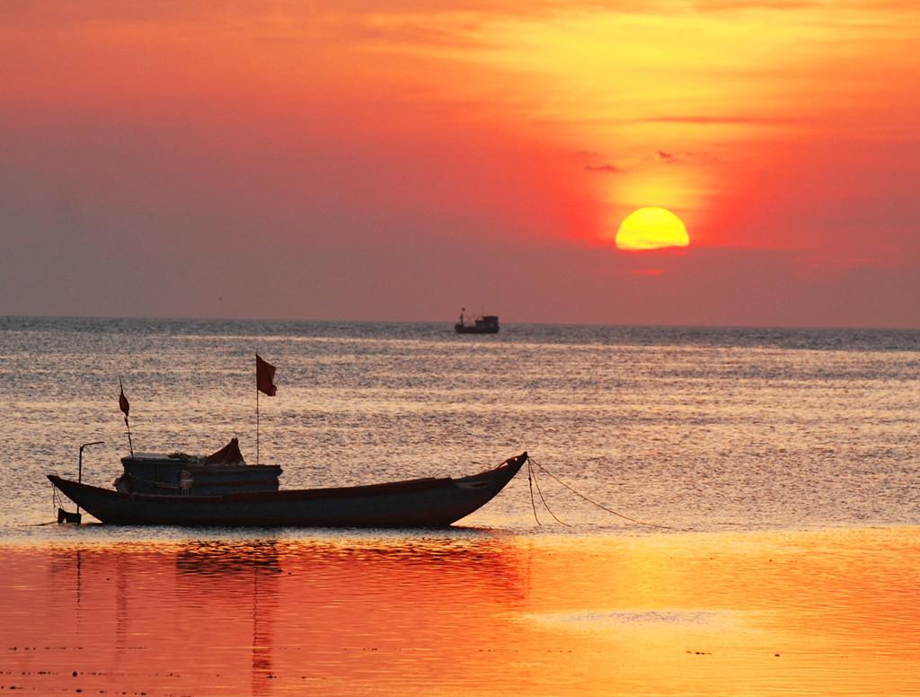Chiều về, du khách có thể thưởng ngoạn hoàng hôn dát vàng mặt biển.