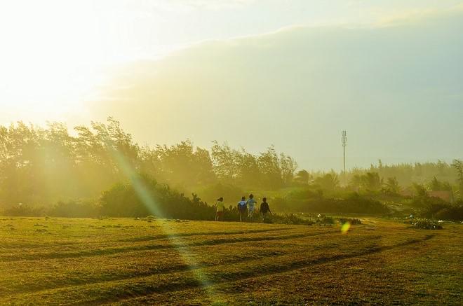 Cách trung tâm thành phố Tuy Hòa chừng 15 km, một địa điểm đã được con mắt tài hoa của Victor Vũ từng hiện lên rất đẹp trong những thước phim - có tên <a href="https://www.ivivu.com/blog/2014/04/tim-dau-chan-dia-dang-noi-bai-xep-phu-yen/" target="_blank">Bãi Xép.</a>
