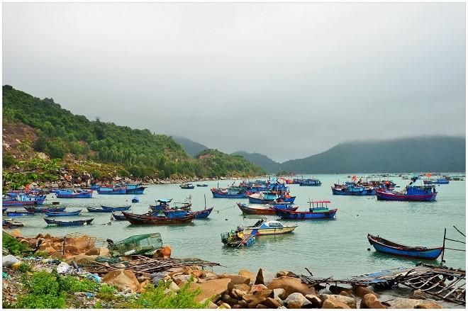 Những ngày mưa, tàu thuyền neo đậu ven vịnh Vũng Rô tạo nên một cảnh sắc hiền hòa cho nơi này.