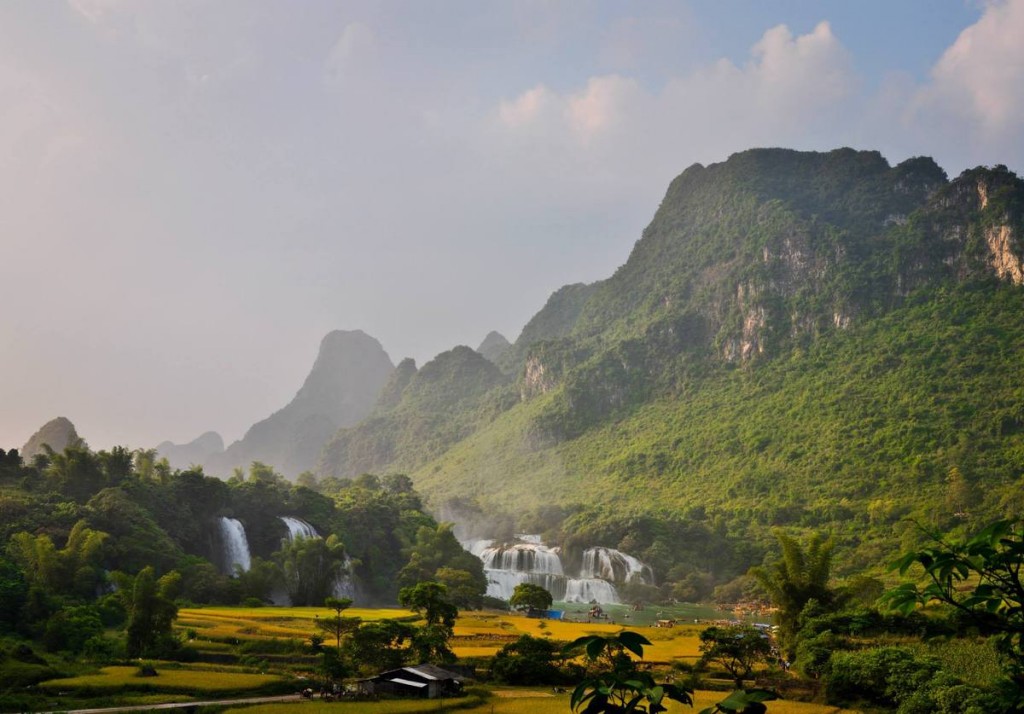 Phong cảnh nên thơ xung quanh thác Bản Giốc. Ảnh: Phạm Thành