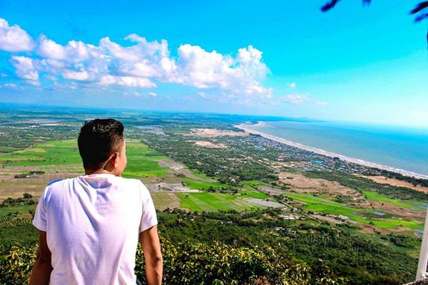 Một thử thách dành cho những bạn thích leo núi là chinh phục đỉnh Châu Long. Từ trên đỉnh núi, bạn có thể phóng tầm nhìn bao quát cả Vũng Tàu.