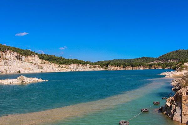 Chạy xe từ hướng Sài Gòn về Vũng Tàu, bạn sẽ gặp một con đường dẫn vào hồ khai thác đá. Bạn có thể tìm địa điểm này trên GPS. Ở đây có 2 hồ, một hồ đang khai thác làm nơi chụp ảnh cưới, hồ còn lại vẫn nguyên vẹn.