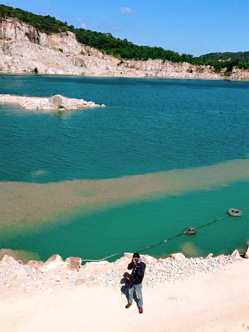 Nước trong veo, cực đẹp và mát mẻ. Lưu ý, ở đây không có biển báo cấm tắm nhưng không nên tắm ở đây vì bên dưới rất sâu, nhiều đá và nguy hiểm. Để bảo vệ sự an toàn của chính mình thì các bạn không nên mạo hiểm.