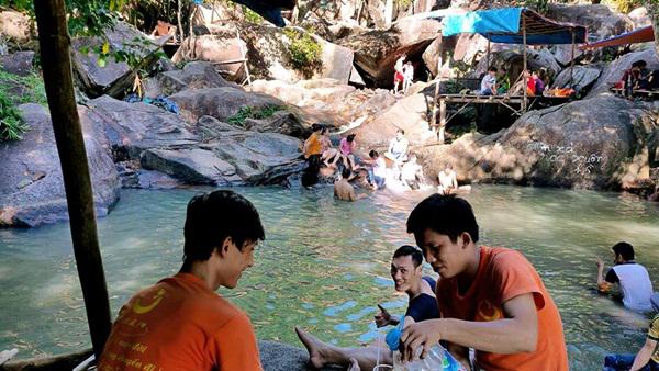 Tại suối đá, bạn nên thuê một chòi nghỉ để ngồi cho thoải mái với nhóm 10 người (100.000 đồng/chòi). Giá đồ ăn nước uống hơi đắt so với bên ngoài do công vác lên núi cao. Rất nhiều người tắm suối ở đây vì nước rất mát, nhưng khi tắm, nên chú ý cẩn thận vì suối có cấu trúc không bằng phẳng, có đá, khúc nông, khúc sâu... dễ hụt chân và va vào đá.