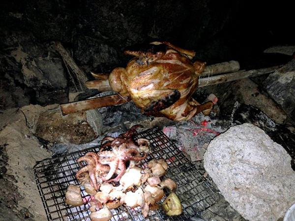Nên cử một bạn trong nhóm mua đồ ăn mang theo. Vì không có dụng cụ nên bạn có thể tận dụng từ thiên nhiên. Tuy nhiên hãy làm một người văn minh, sau khi ăn uống vui chơi nhớ dọn dẹp sạch sẽ trước khi rời đi.
