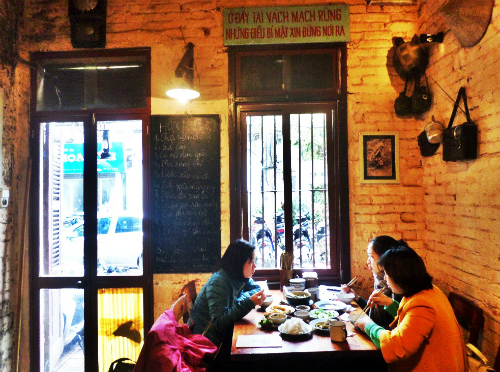 Nơi đây phù hợp cho bữa ăn gia đình, nhóm bạn thân hay giới thiệu đến du khách quốc tế.