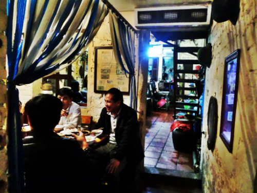 Gian giữa quán dành cho gia đình, hội nhóm đi đông. Gian trong được bố trí thêm vài bàn ăn và cuối cùng là khu bếp.
