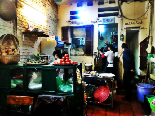 Khu bếp sạch sẽ, gọn gàng, tỏa mùi thức ăn hấp dẫn.