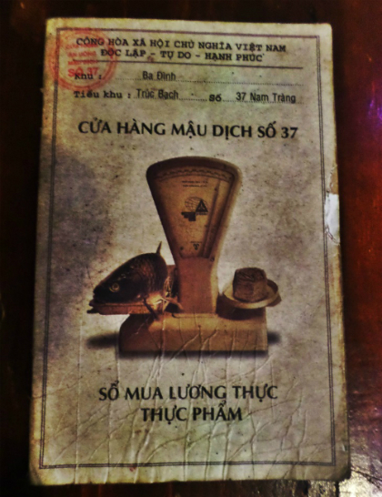 Sổ ghi thực đơn của quán. Các món ăn tiêu biểu gồm dưa xào tóp mỡ, cơm cháy, thịt kho tràm, chân giò luộc mắm tép...