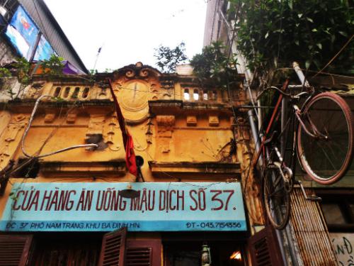 Quán ăn là điểm đến dành cho những người yêu thích sự tĩnh lặng, muốn thưởng thức những món ăn đậm hồn Việt và muốn hiểu hơn về cuộc sống thời bao cấp của Hà Nội.