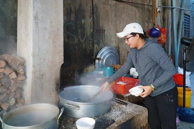 Do trước kia quán nằm gần một cái lò rèn, lâu ngày khách quen gọi đây là "bánh canh lò rèn". Hiện con gái cô Năm Hải, chị Dương Ngọc Diễn (32 tuổi) duy trì bếp này và các công thức nấu nướng.