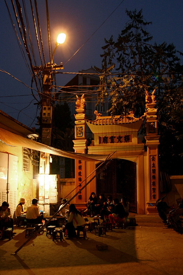 Quán bánh rán nổi tiếng này đến nay đã mở được 28 năm. Quán không có tên gọi riêng, mà mọi người vẫn quen gọi là “bánh rán chị Hoa” – theo tên chủ hàng. Điều đặc biệt nữa là quán cũng không có cửa hàng cố định mà bán lưu động ở những vị trí phù hợp trong mỗi thời kỳ; nhưng đều ở quanh khu vực chợ Bưởi. Trước khi chuyển về địa chỉ hiện tại, chị Hoa bán ở đường Thuỵ Khuê trước cổng trường mẫu giáo Bình Minh; còn nay quán nằm trong ngõ 242 đường Lạc Long Quân.