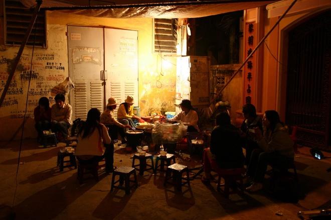 Không cửa hàng, không biển hiệu, không quảng cáo, nhưng mấy chục năm nay quán luôn đông khách. Điều quan trọng nhất là bánh rán rất ngon và giá rất mềm. Nhiều người ăn rồi nghiền, trở thành khách quen, rồi rỉ tai nhau tìm đến. Khi cửa hàng chuyển địa điểm cách đây vài năm, không có thông báo, vậy mà vẫn có những người lùng sục tìm ra được nơi bán mới.