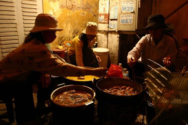 Chị Hoa cho biết, những người làm cùng đều là anh chị em, chồng hoặc vợ trong cùng nhà, thân thiết và gắn bó, sẻ chia cùng những thăng trầm của quán hàng mấy chục năm qua. Quán ngày càng đông khách nên nhân lực cũng tăng theo. Hiện nay mỗi “ca” làm cần tới 6 người: hai người nặn bánh, 2 người rán bánh và cắt bánh ra bát, một người trông xe và một người phục vụ trà đá, kê bàn ghế, dọn dẹp. Chị Hoa thường dọn hàng từ trưa, và bán hết bánh vào khoảng 6-7 giờ tối.
