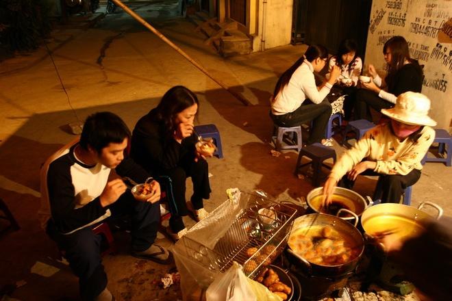 Hiện tại, dù vẫn là một cửa hàng lưu động nhưng quán chị Hoa đã phát triển hơn nhiều. Số người phục vụ tăng so với trước, số lượng bán ra nhiều hơn. Quán nhận giao hàng tới địa chỉ của khách qua điện thoại đặt trước. Tuy nhiên, nhiều người vẫn thích tới quán ngồi để cảm nhận cái thú ăn bánh ngay bên bếp lửa và xem bà chủ rán bánh. Khách hàng phần nhiều là các bạn trẻ nhưng cũng có những người trung niên hoặc cao tuổi. Nhiều người có bạn phương xa cũng dẫn đến đây để thưởng thức một đặc sản, và cũng là một phong vị Hà Nội. Khi khách đông, có thể chờ tới 30 phút hay cả tiếng, nhưng khách hàng không ai phàn nàn, mà đều vui vẻ chờ xếp hàng theo đúng thứ tự.