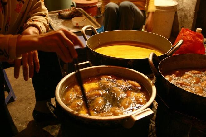 Quán bán hai loại là bánh rán ngọt và bánh rán mặn. Trong đó bánh rán mặn là đặc sản của chị Hoa với bí quyết làm nhân bánh và nước sốt. Nhân bánh mặn chủ đạo là thịt, miến và mộc nhĩ. Bánh bọc bột xong được rán trong những chảo to ngập dầu. Khi ăn bánh được cắt thành từng miếng nhỏ vào trong bát và rưới nước xốt. Một bát có 2-3 cái, gọi là bát 2 hay bát 3 - tuỳ theo người ăn ít hay ăn nhiều. Bánh nóng giòn, vị đậm đà, thơm, ngậy nhưng không hề ngán; nước sốt có đu đủ và vị cay đủ để xuýt xoa. Chính vì vậy, mùa đông quán đông khách hơn mùa hè, nhất là những ngày rét buốt.
