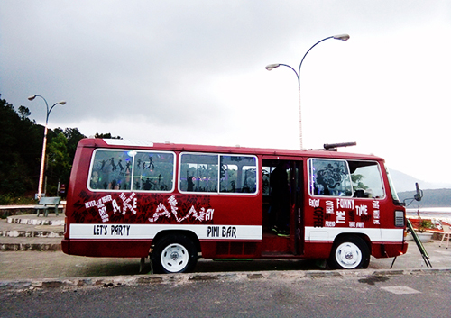 Chiếc xe bus bụi bặm này vừa là không gian chính của quán, là nơi để khách lựa chọn các món nước. Ảnh: Phong Vinh