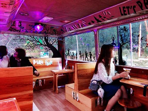 Điều khiến du khách tìm đến quán là không gian mát mẻ, gần gũi với thiên nhiên. Ảnh: Phong Vinh