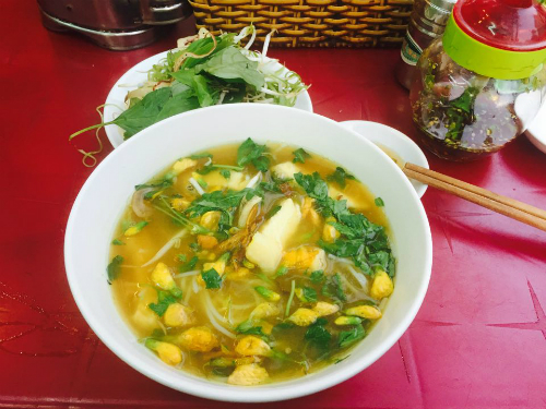 Tô bún cá bán ở vỉa hè Sài Gòn. Ảnh: Thảo Nghi