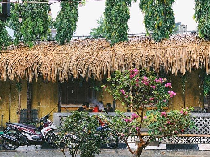 Quán sử dụng những vật liệu quen thuộc như lợp mái tranh, bàn ghế bằng tre mộc mạc nên không ít người ghé quán để tìm một chút cảm giác quê nhà.