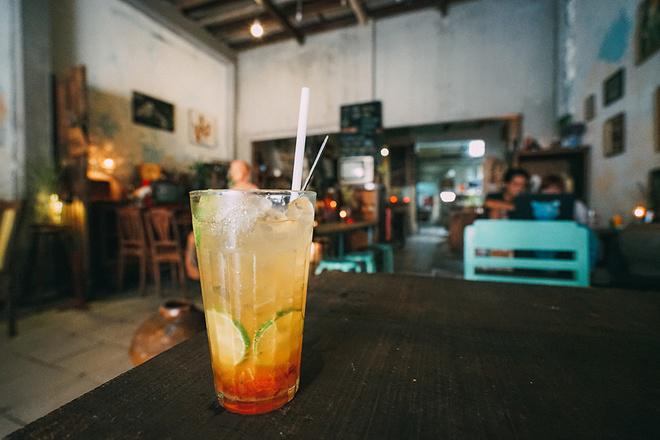 Một điều khác ghi điểm trong lòng khách là các thức uống đều được quán pha chế theo công thức riêng như: cà phê, chanh muối, xí muội, sâm dứa sữa... Giá mỗi đồ uống dao động từ 30.000 đồng.