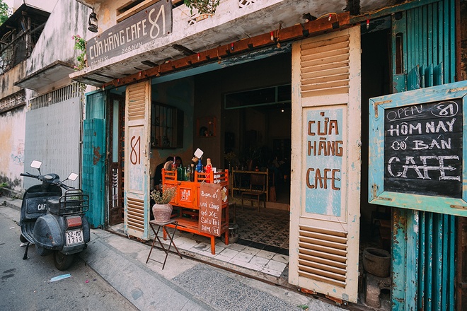 Nằm nổi bật trên con đường Nguyễn Văn Nguyễn, quận 1, quán cà phê 81 được trang trí bởi những vật dụng quen thuộc một thời, gây ấn tượng khách qua đường từ chính cánh cửa, tấm biển với phông chữ cũ.