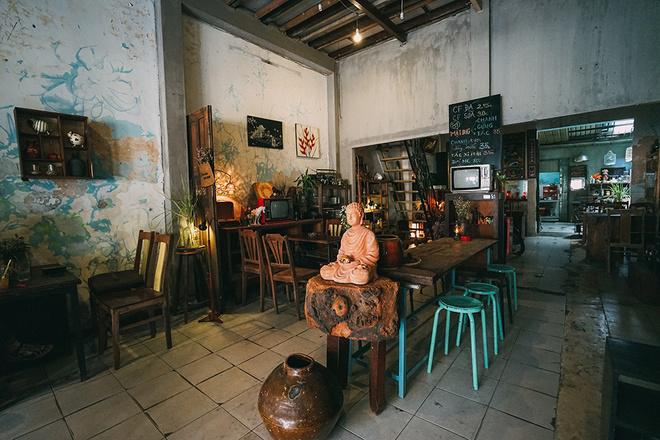 Toàn bộ vật dụng đều được chính tay chủ quán sưu tầm và “lùng sục” khắp nơi trong thành phố. Bạn sẽ vô tình bắt gặp chiếc ti vi cũ, máy gõ chữ bạc màu hay một chiếc gạc-măng-rê (tủ đựng thức ăn gọi theo tên tiếng Pháp Garde à manger) đựng đầy các vật dụng pha chế.