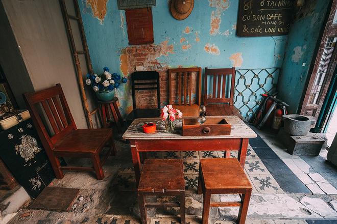 Anh Hoàng, kiến trúc sư kiêm chủ quán chia sẻ: “Mình chỉ muốn tạo ra một không gian khiến ai đến cũng như trở về chính căn nhà của mình, thoải mái thưởng thức một ly cà phê hay thoát khỏi thành phố xô bồ”.