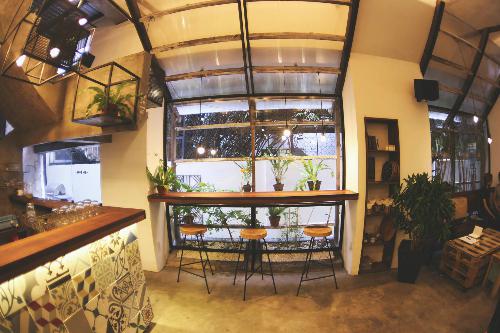 Ngồi giữa khung cảnh này, bạn sẽ cảm nhận được sự thư thái khi nhấp ly cà phê cùng bạn bè. Ảnh: C.On