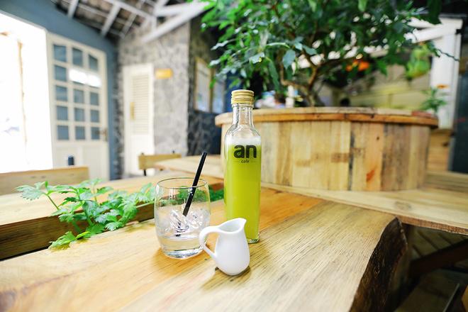Thực đơn khá đa dạng với nhiều loại thức uống như: cà phê, sinh tố, nước ép, cocktail ... Nổi bật là các loại cà phê với loại cà phê nguyên chất được chủ quán chọn lọc kỹ lưỡng. Giá trung bình cho mỗi loại đồ uống dao động từ 30.000 đồng. Ảnh: Trung Võ