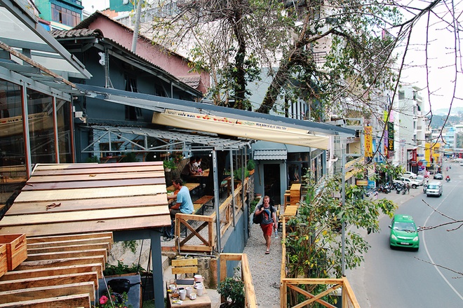 Mới xuất hiện tại Đà Lạt gần đây, quán cà phê An gây chú ý đến nhiều người dân địa phương và khách du lịch, đặc biệt các bạn trẻ. Nằm chông chênh bên sườn dốc, quán để lại trong lòng thực khách những ấn tượng rất riêng từ không gian đến các loại thức uống và phong cách phục vụ. Đây là điểm dừng chân lý tưởng cho các cuộc hẹn gia đình hay bạn bè. Ngoài ra quán còn có những khu vực riêng tư.