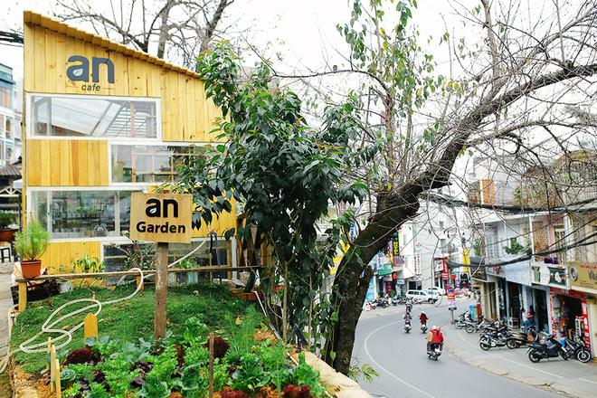 Với sự mới mẻ nhưng mộc mạc, quán lấy ý tưởng từ thiên nhiên làm chủ đạo trong cách trang trí. Bạn sẽ không khỏi choáng ngợp trước không gian luôn ngập tràn màu xanh của cây cối, đặc biệt là các loại rau, mang lại cảm giác thư thái và gần gũi.