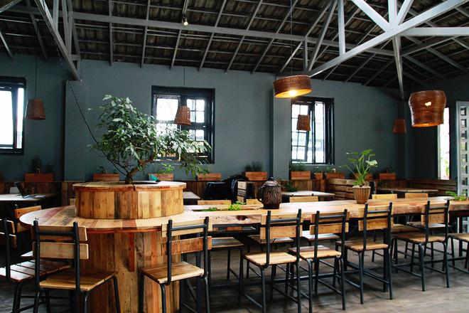Với diện tích hơn 200 m2, quán có hai không gian chính là ngoài trời và trong nhà với nhiều khu tách biệt. Cách bày trí ở mỗi khu vực đều có phong cách riêng, ấy vậy vẫn có sự liên kết với nhau, tạo cảm giác mới lạ.