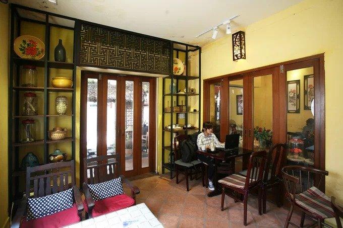Khách tới đây dễ tìm thấy sự yên tĩnh để làm việc hay nghỉ ngơi thư giãn, tránh xa những ồn ào phố xá. Giá đồ uống 20.000 đồng cho một ly cà phê, 30.000 đồng một ly cam vắt; ngoài ra còn nhiều loại đồ uống khác và đồ ăn nhẹ.