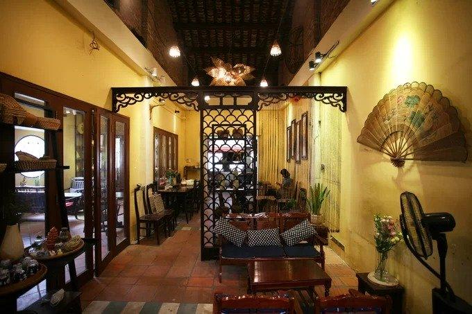 Kiến trúc chính của quán là một ngôi nhà cổ một tầng, hai gian hai bên. Gian bên trái được để thoáng ra sân trước và phía sau. Tường nhà quét vôi vàng như nguyên gốc của ngôi nhà cổ. Bàn ghế và nội thất được bài trí mang âm hưởng xưa cũ.
