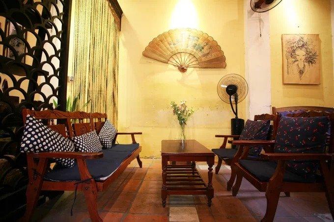 Bàn ghế ở đây không giống nhau như những quán cà phê mang phong cách công nghiệp. Những bộ bàn ghế cũ được sưu tầm đa dạng về kiểu dáng.