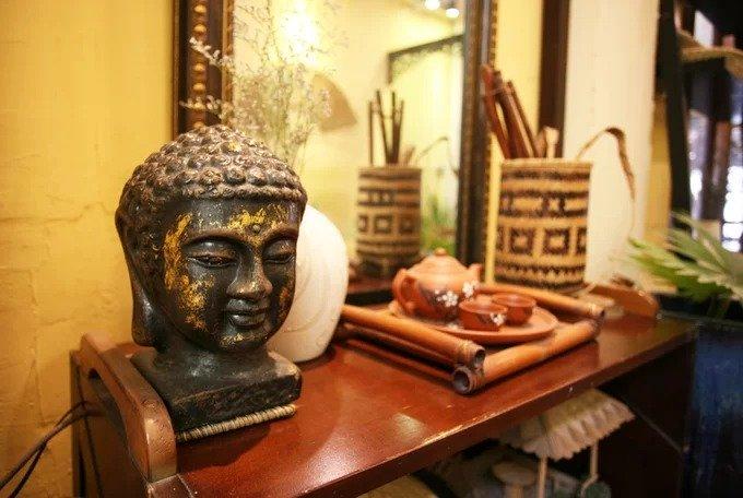 Đồ vật trang trí với các bức tượng Phật và tranh tạo cảm giác về không gian thanh tịnh.
