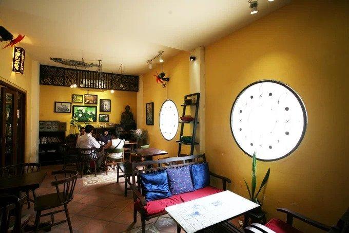Gian bên phải ngôi nhà cổ được thiết kế khép kín để chạy điều hòa. Hai ô cửa sổ tròn trên tường là điểm nhấn và cũng là nơi lấy ánh sáng tự nhiên.